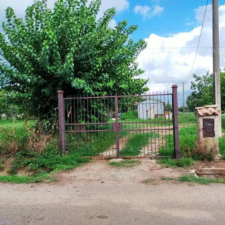 Piccola In Campagna * Mileto