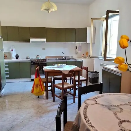 Piccola In Campagna Mileto